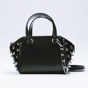 Zara väska - Skit snygg zara väska men den kommer inte till användning, knappt använd och i bra skick❤️