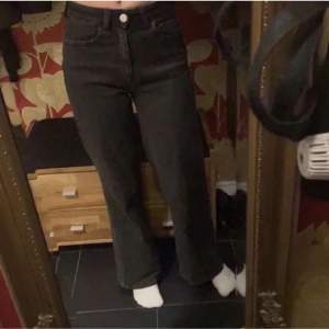 Ett par snygga svarta urtvättade Wide Wilma jeans från Cubus. På mig så är de korta i benen. Jag har använt dom några få gånger. Köptes för 599kr.