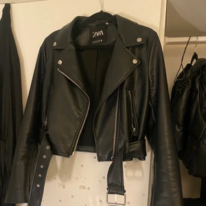 skinnjacka - INTRESSEKOLL❤️ den är som ny. 