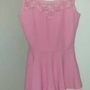 Gina tricot topp - Denna linne/topp är ny köpt och aldrig använt. Ifall du är intresserad av fler bilder på toppen kontakta dig angående det💕