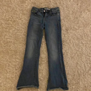 jättesnygga jeans! - säljer ett par jättesnygga low rise bootcut jeans från cubus tror jag men köpte second hand! de är i storlek 146 barn men passar typ en XXS och mindre skulle jag säga❤️🙌