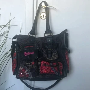 Desigual väska - (lägger upp igen). Säljer denna coola väska man både kan ha som crossbody och axelväska. Trasig dragkedja så går inte att stänga väskan (går nog att fixa) ❤️