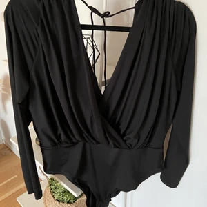 Body - Använd 1 gång, bra skick. Knytningen i ryggen ✨