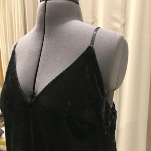 Sammetsklänning - Supermysig klänning i velour, svart⚫️⚫️ Jättepraktisk att använda för lager o med en kavaj över❣️❣️❣️