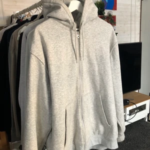 Weekday hoodie - Jag säljer mig supersnygga gråa oversized weekdayhoodie i extremt bra skick då jag är i behov av pengar. Den sitter oversized på mig vilket är najs men skriv privat för fler bilder! Jag köpte den för 400kr i sommras🌟Buda eller köp direkt för 200kr