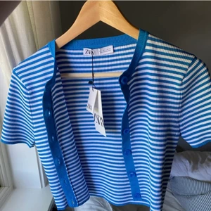 Zara topp - Säljer denna as fina zara toppen som knappt är använd, strl L men passar mig som har s-m jättebra. Nypris 259kr i butik, säljer för 149+ frakt💙