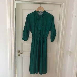 Vintage knytklänning - Fin vintageklänning med rosette. 