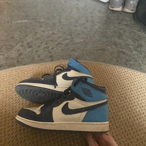 jordan 1 high obsidian - 🔥Snygga jordans som inte längre kommer till användning, köpte skorna här på Plick för mer än ett år sedan, model:jordan 1 high obsidian strl: 38 köpte de för 2500kr säljer för 1100kr🔥 pris kan diskuteras vid smidigt köp!!