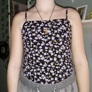 Blomm linne - Ett oanvänt linne i gott skick. Linnet är töjbart och justeringsbart. Om ni är intresserade skriv privat 