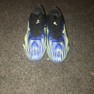 Adidas fotbollsskor stl 42 - Har använt dom Max 2-3 gånger och nu ligger dom bara där, har lagt ner med fotbollen och vill nu sälja dom. Köpte dom för (2800kr). Priset kan diskuteras.