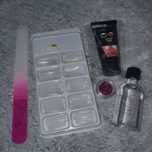 Polygel nagel kit - Nagelkit där man smidigt och snabbt får till ett par super fina naglar. Innehåller en nagelfil, tippar, polygel, vätska och 1 glitter