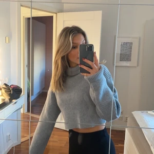 Blå stickad tröja - Jätteskön tröja med långa armar som jag säljer då jag inte använder den. Jättefin. I skick!