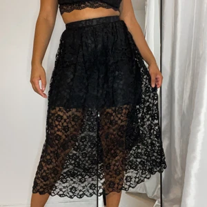 Svart spetskjol (S), 95 SEK - Oanvänd söt spetskjol från Monki. Man knäpper kjolen i sidan m.h.a en knapp + dold dragkedja. Materialet är inte stretchigt. Jag är 163 lång och har 74 i midjemått. ✨ 