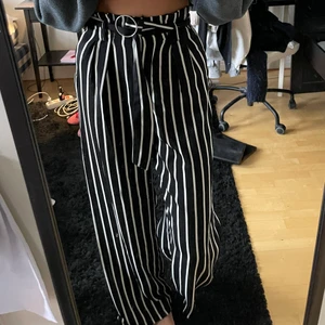 Randiga kostymbyxor från Bershka - Randiga kostymbyxor från Bershka. Säljes då jag inte använt de så mycket sedan jag köpte de. 