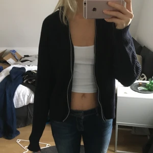Stickad kofta hm - Så snygg mörkblå stickad kofta från HM!!