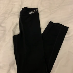 Träningstights  - Träningstights från Nike i strl M. Superfint skick, sällan använda.