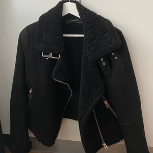TEDDY JACKA - Superfin svart mockajacka fordrad med teddy. Från Zara i strl S. Den är i väldigt fint skick 💕💕