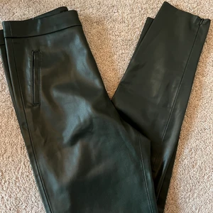 Gröna skinnbyxor från Zara, Strl S - Jättefina skinnbyxor från Zara i storlek S. Frakt tillkommer på 66kr. 