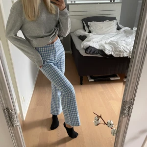 Byxor - Superfina byxor från zara som är perfekta under våren och sommaren. Säljer då de inte kommer tillanvänding, men är i fint skick! Storlek: m pris: 175 ink frakt