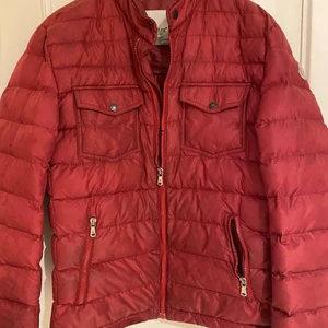 Moncler - Underbar vinröd Moncler jacka. Strlk M i använt fint skick.