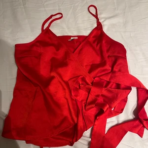Röd omlott topp  - Superfint material, passar en xs-m