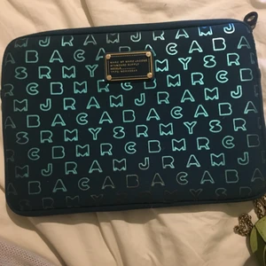 Marc Jacobs dator fodral - Bra skick, lite av det skimrets har gått bort på kanter annars som nytt! Längden är ca 33cm passar min dator som är 11,6”🥰