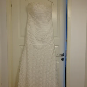 Brud/balklänning med fina detaljer - Den sitter väldigt fin, man ser ut som en sjöjungfru i den. Använts bara en gång under några timmar, därför är den i nytt skick. Det finns ett band inuti överdelen som gör att storleken är justerbar. Den passar till storlekar 36,38 och även 40.