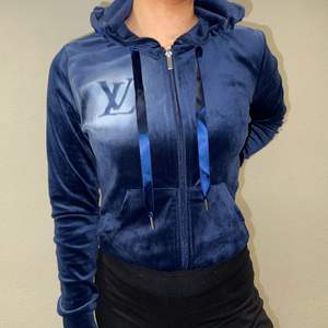 En velvet hoodie med zip från vår kollektion med Ginatricot 😍 med lyxiga detaljer ❤️‍🔥