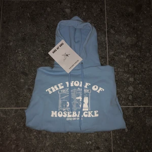 One Of One ”Wolf of Mosebacke” Baby Blue - Fick denna hoodien i min mysterybox förra veckan, tyvärr så passade inte hoodien i storlek och gick ej att returnera. Hoodien är i helt nyskick, testat den 1 gång och thats it. Storleken är SMALL. 