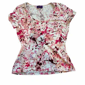 Unik t-shirt - Unik t-shirt från Disney. Såå skön och cool. Köpt på secondhand. Köparen står för frakten😊😊