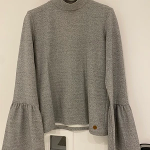 💫Plan grå tröja med fina armar✨ - Jätte fin grå tröja med snygg viga armar. Kort polo🙌🏽💫