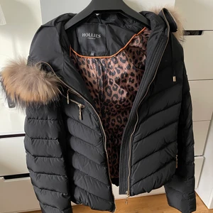 Hollies jacka - Säljer min äkta hollies jacka köpt 2019. Har inte använt den sen 2019 så den är i ett väldigt bra skick! Nypris 3000 kr