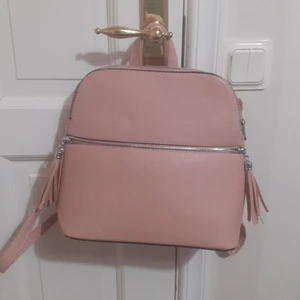 Medium rygväska - Helt ny väska alldrig använd, köpt för 2 år sedan till skolan men alldrig fått använing av den, I mycket bra sik, Den har en stor ficka i framsidan och ett litet ficka i baksidan, den har mycket utrymme ine i väskan. Går att prata om priset, mer info kontakta mig, svara snabbt.