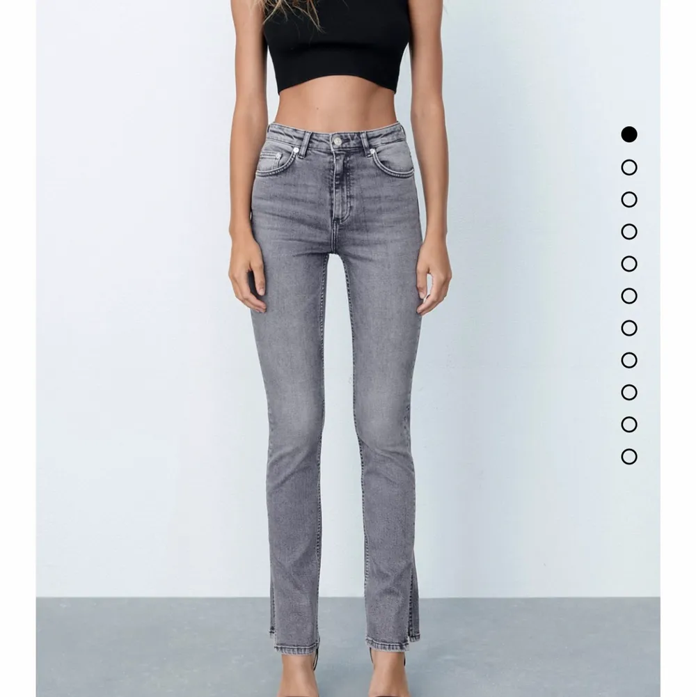 Säljer mina gråa split jeans! . Jeans & Byxor.