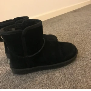 Uggs - Säljer nu mina svarta Uggs (ej äkta) då jag använt de 2 gånger men de är lite för stora. De är som sagt ej äkta men är köpta för 1000 kr så de är i bra kvalité. De är som sagt också bara använda 2 gånger, så de är nästan som nya. Kan även byta mot annat 
