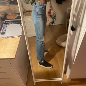Raka jeans  - Från Cubus. Storlek xs. Använda några gånger. Blå. Jag är 164 cm 