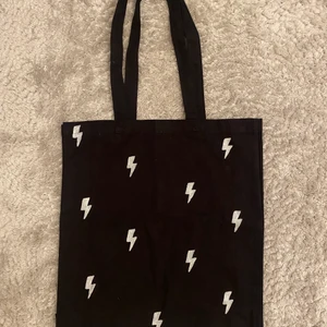 Tygväska reflex - Svart tygkasse med reflex tryck!⚡️⚡️ Tygkassen tål handtvätt ⚡️⚡️Kan mötas upp i Uppsala