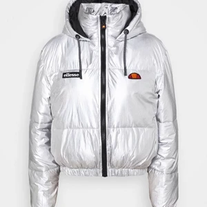 Ellesse mues - Helt ny vinterjacka kvar i förpackningen med prislapp på, storlek 36. Pris går att diskutera/kan eventuellt bjuda på frakten