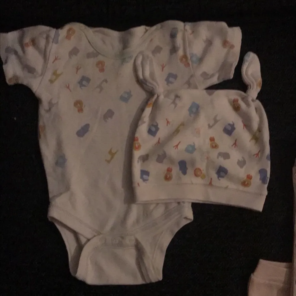 Helt oanvända! Hittade dem i en låda med kläder. Priset på A=150kr priset på B=150kr priset på båda tillsammans= 200. Muu.