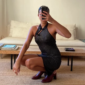 Silver/svart glittrig klänning  - Världens finaste nyårsklänning! Gjord i ett stretchigt tyg så den formar sig fint efter den som bär den. 