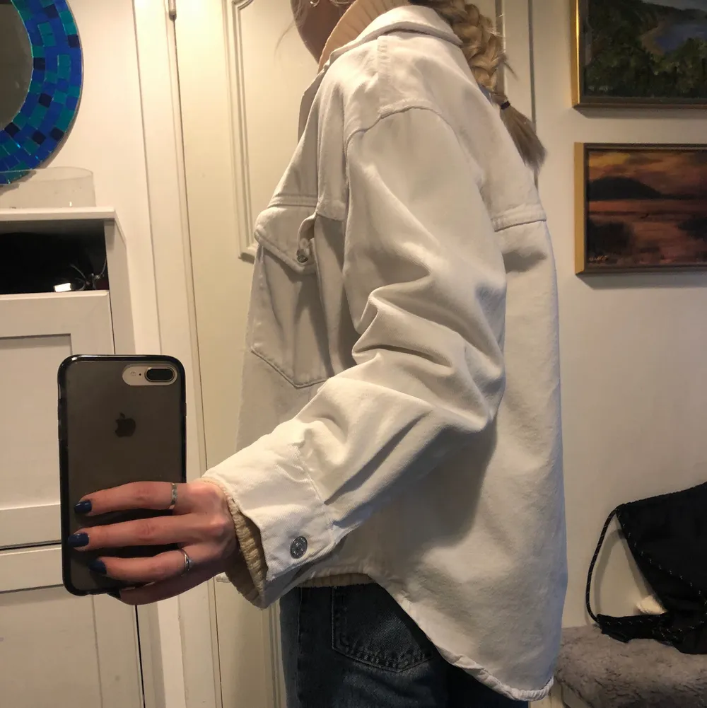 Vit jeansskjorta från Zara Strl S som jag använt som jacka under vår och sommar. . Jackor.