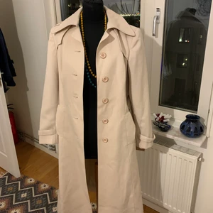 Retro kappa oanvänd  - Lång tunn kappa från pop boutique. Aldrig använd av mig prislappen finns kvar. Så himla fin men har inte kommit till användning då jag har för mycket jackor. Så bra till våren eventuellt när det är lite kallare med något under. Storlek 38 men kan passa både större och mindre. 