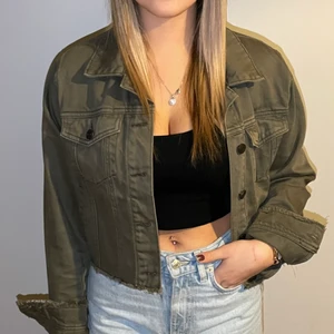 Grön jeansjacka - Grön jeansjacka som är köpt i USA! Går inte att få tag i en likadan jacka så väldigt unik och fin! Märket är refuge och är i storlek L men sitter som en S.