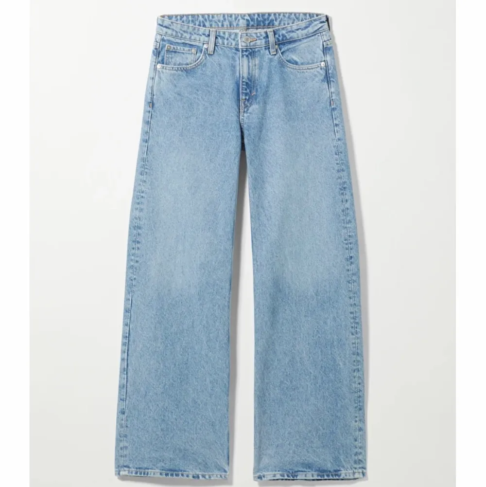 ‼️Lägger upp igen pågrund av oseriös köpare‼️ säljer nu mina jättesnygga jeans från weekday, då de är för små 💗 De är i bra skick och ser ut som nya💗 Frak tillkommer!⚡️ Jag köpte de för 600kr. Jeans & Byxor.