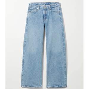 ‼️Lägger upp igen pågrund av oseriös köpare‼️ säljer nu mina jättesnygga jeans från weekday, då de är för små 💗 De är i bra skick och ser ut som nya💗 Frak tillkommer!⚡️ Jag köpte de för 600kr