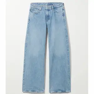 ‼️Lägger upp igen pågrund av oseriös köpare‼️ säljer nu mina jättesnygga jeans från weekday, då de är för små 💗 De är i bra skick och ser ut som nya💗 Frak tillkommer!⚡️ Jag köpte de för 600kr
