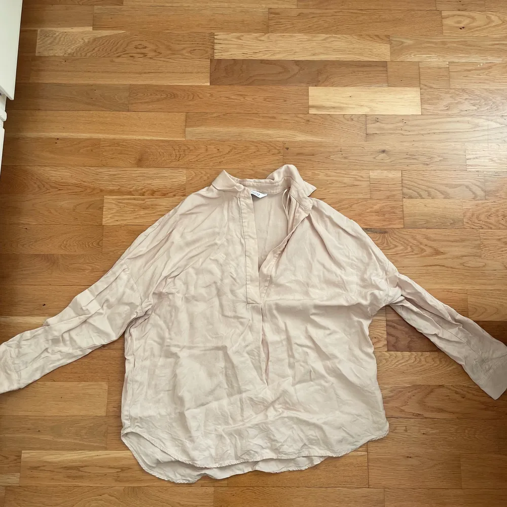 En ljusrosa zara skjorta i storlek XS, använd fåtal gånger. . Blusar.