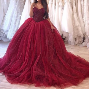 Balklänning  - Denna kläning har endast användts en gång, jag tänker sälja den pga jag inte har någon plats att lägga den, Det är då den blåa kläningen som ska säljas och den röda kläningen är exakt samma bara att den röda är tydligare,T- shirten på kan man ta av om man vill, denna kläningen är köpt för ungefär 8000kr men kommer att sälja den för bara 2500, jag vill bli av med den så priset kan vi alltid diskutera vid ett smidigt köp, Denna kläningen är jätte vacker och den passar ju vem som helst. 