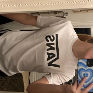 Vans t-shirt - Säljer min vans t-shirt. Aldrig använd. Sträcket man kan se på bilderna är bara för att den har varit vikt det försvinner på en gång sen :) Skriv om du vill ha fler bilder eller om du har någon fråga! Vill helst mötas upp i Linköping men går inte det står köparen för frakt :)