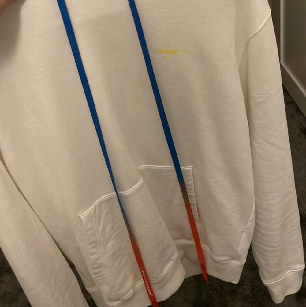 Off white hoodie i mycket bra skick Storlek L Köpt från farfetch för 4000kr Säljer den för 1500kr . Tröjor & Koftor.